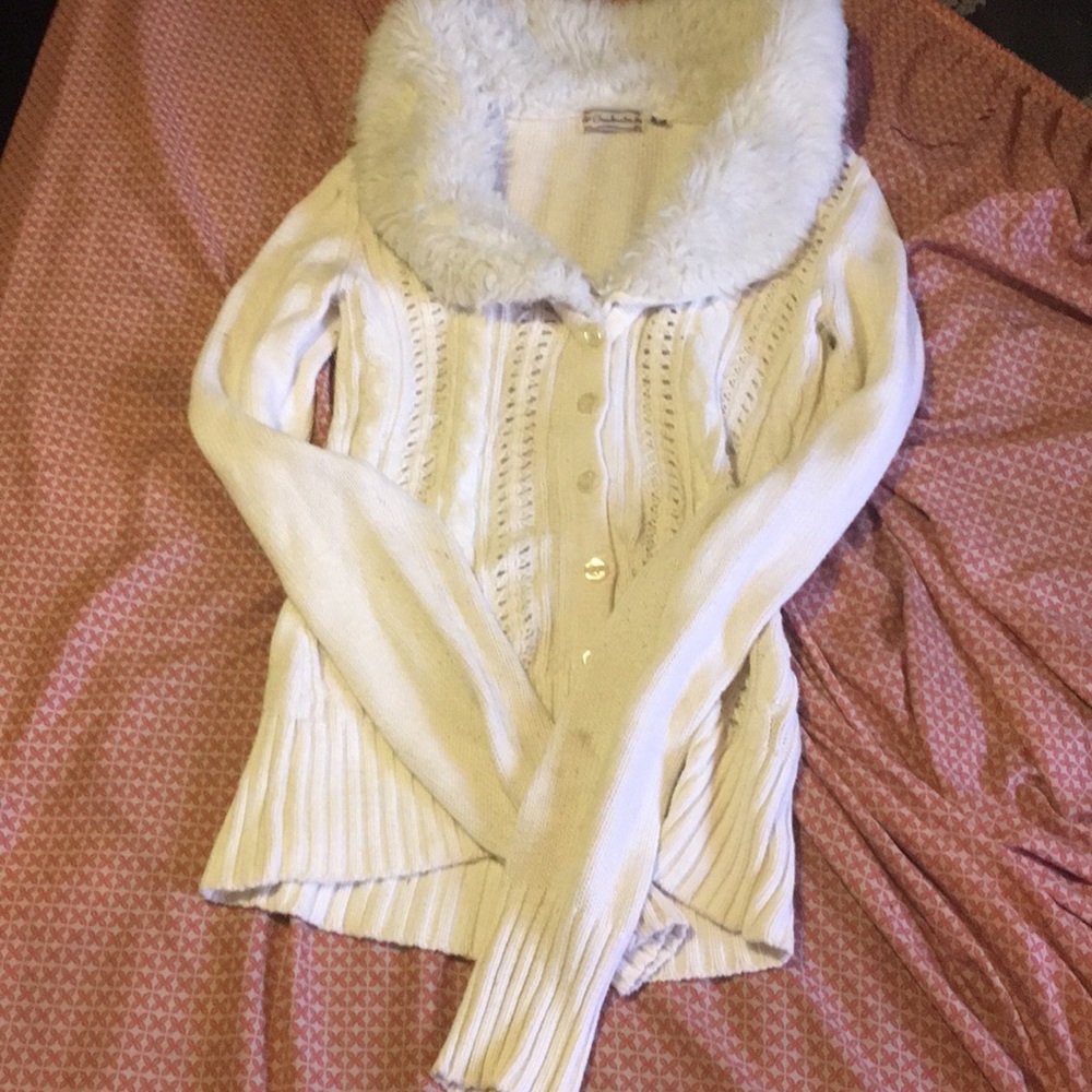 Furry collared whit sweater